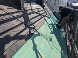 こんにちは泉佐野市に
ショールームがある関西ルーフです。今日は貝塚市の屋根リフォームの着工です。高圧洗浄機で苔や汚れを落とてから新しく屋根材を貼っていきます。